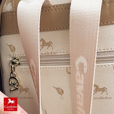 Mala bege Cavalinho com padrão de cavalos e folhas, alças rosa claro e fecho metálico.