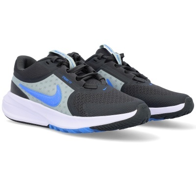 Par de sapatilhas desportivas Nike em preto, cinzento e azul com sola branca e detalhes azuis