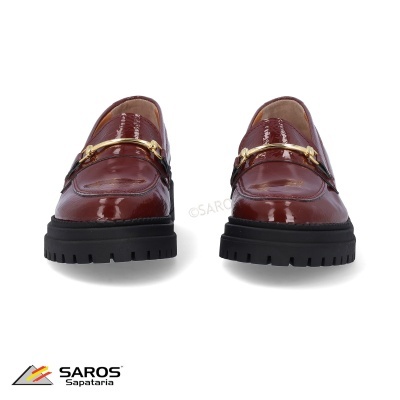 Sapatos tipo mocassim castanho avermelhado com sola preta e detalhes dourados