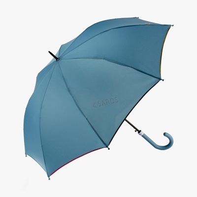Guarda-chuva azul com cabo curvo e nome C.SAROS em relevo
