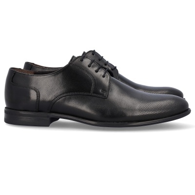 Par de sapatos sociais pretos em pele sintética com cadarços e detalhe perfurado