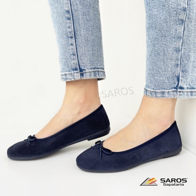 Sapatilhas femininas azuis escuras com laço, jeans e fundo branco
