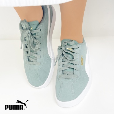 Ténis Puma verde-água com sola branca e logo dourado