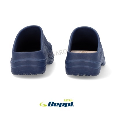 Ténis tipo chinelo azul escuro em material sintético vistos de trás