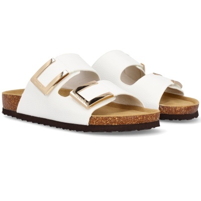 Chinelos brancos com fivelas douradas e sola de cortiça