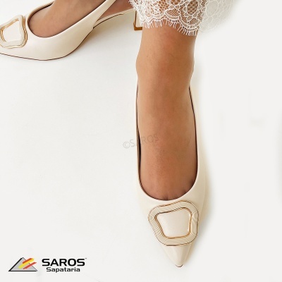 Sapatos de senhora creme com adorno dourado