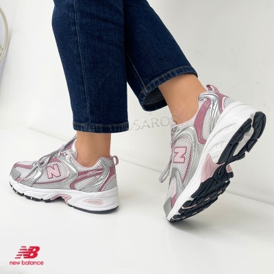 Ténis desportivos New Balance branco, rosa e prateado com sola branca e preta