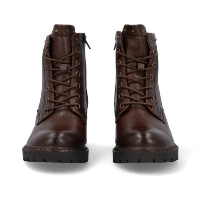 Botas masculinas castanhas de couro com atacadores e sola preta