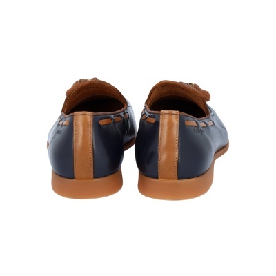 Sapatos mocassins azul escuro com detalhes castanhos vistos de trás