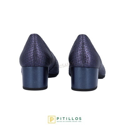 Sapatos de salto médio azul escuro com textura de pele de réptil e salto quadrado