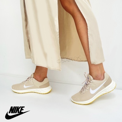 Sapatilhas desportivas Nike bege com logo branco e sola branca com detalhe amarelo