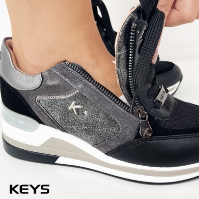 Ténis preto, cinzento e prateado com fecho e atacadores, logo K na lateral