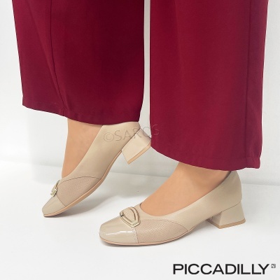 Sapatos de senhora bege com tacão baixo e detalhes em verniz, usados com calças vermelhas