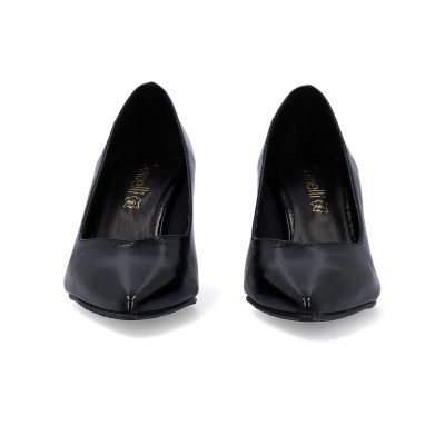 Sapatos de salto alto pretos em pele com bico afilado