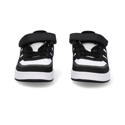 Par de ténis infantis preto e branco com velcro e atacadores