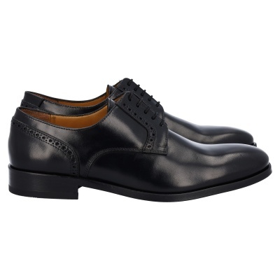 Sapatos sociais pretos de couro polido com atacadores e detalhes decorativos.