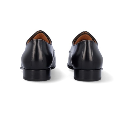 Sapatos masculinos pretos em pele vistos de trás