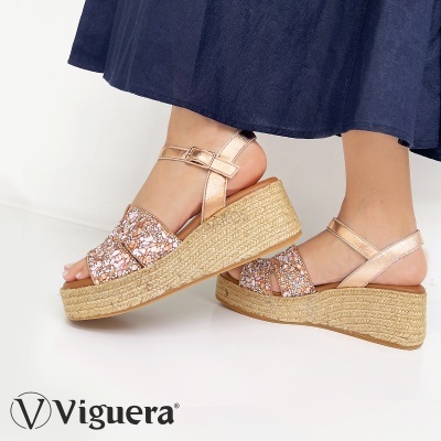 Sandálias de cunha rosa dourado com sola de ráfia e detalhe floral prateado