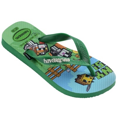 Chinelo verde Havaianas com design pixelado colorido e logotipo branco nas tiras