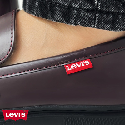 Sapato mocassim de pele castanha da Levis com etiqueta vermelha e costura vermelha