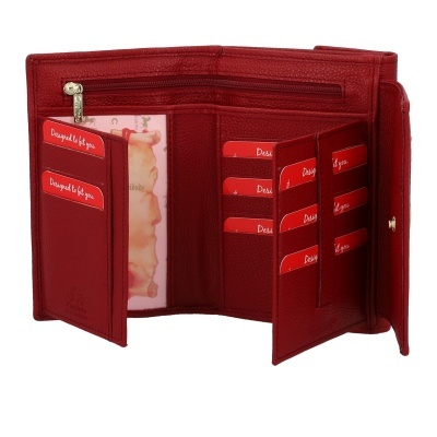 Carteira vermelha aberta em couro com vários compartimentos e cartões vermelhos