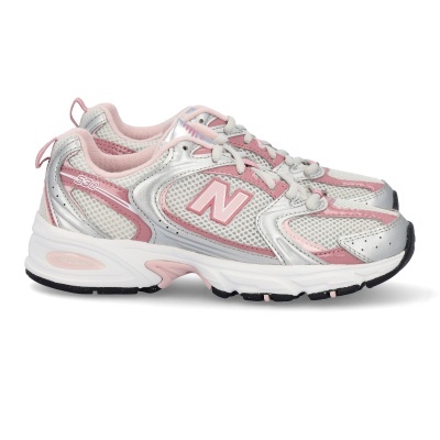 Sapatilhas New Balance 530 em branco, rosa e prata sobre fundo branco