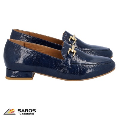 Sapatos mocassim azul escuro de couro com detalhe dourado