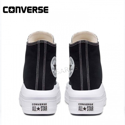 Ténis Converse All Star pretos vistos de trás com sola branca e logo visível
