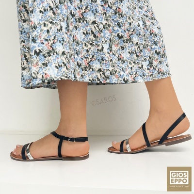 Sandálias femininas Gioseppo pretas com detalhes prateados e saia floral
