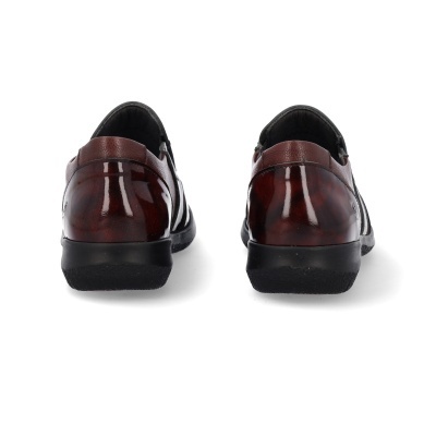 Sapatos de pele castanha e preta vistos de trás