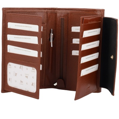 Carteira castanha em pele com vários compartimentos e etiquetas Handmade in Portugal