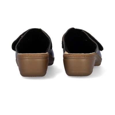 Sapatos pretos com sola castanha vistos de trás