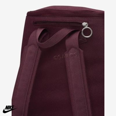Mochila Nike bordô com alças acolchoadas e zíper no topo