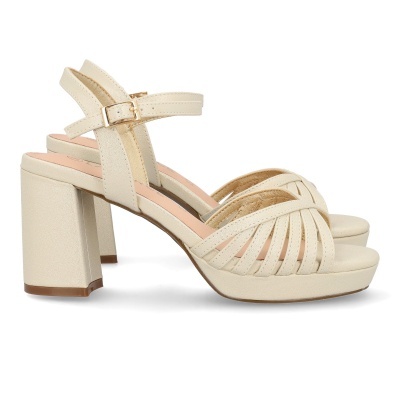 Sandálias de salto alto bege com tiras entrelaçadas e fivela dourada