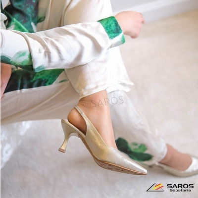 Sapato de salto alto aberto atrás dourado metálico com textura brilhante