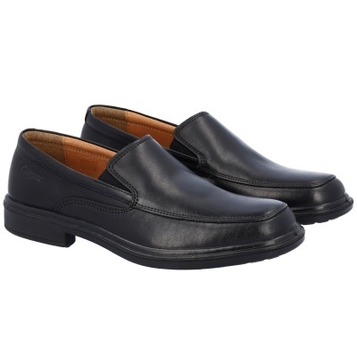 Sapatos de couro pretos tipo mocassim com costura visível e interior castanho.