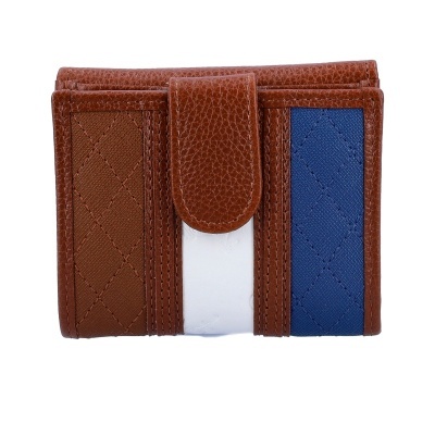 Carteira com padrão castanho, branco e azul com fecho em aba castanha