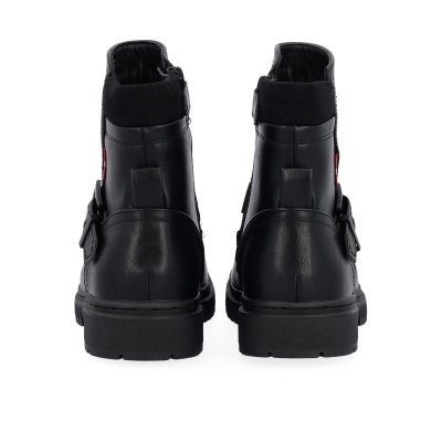 Botas pretas com sola preta e fivela