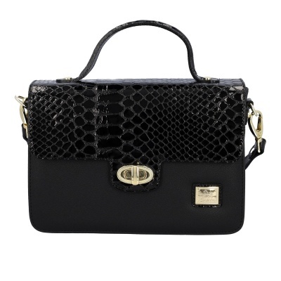 Mala de senhora preta com aba padrão pele de cobra e fecho dourado