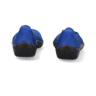 Sapatilhas azuis com sola preta vistas de trás