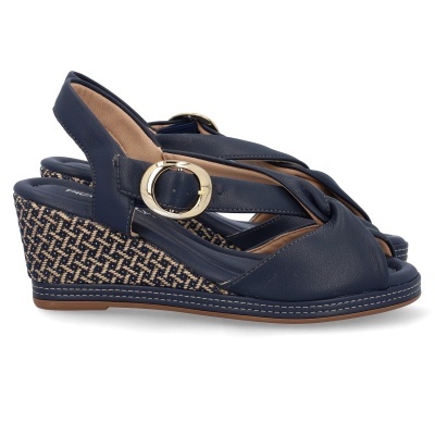 Sandálias de cunha azul-marinho com fivela dourada e salto com padrão têxtil.