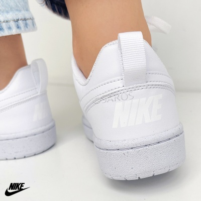 Sapatilhas desportivas brancas Nike com sola grossa