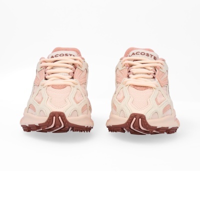 Par de sapatilhas rosa com a marca LACOSTE visível