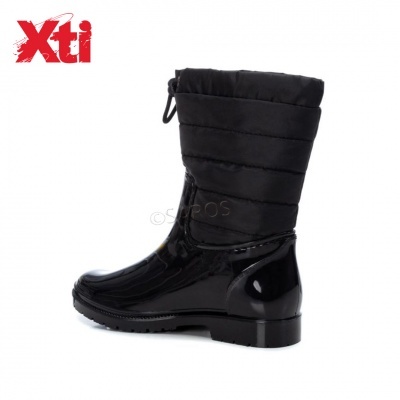 Bota feminina preta com parte inferior brilhante e parte superior acolchoada