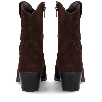 Botas castanhas de camurça com salto grosso vistas de trás