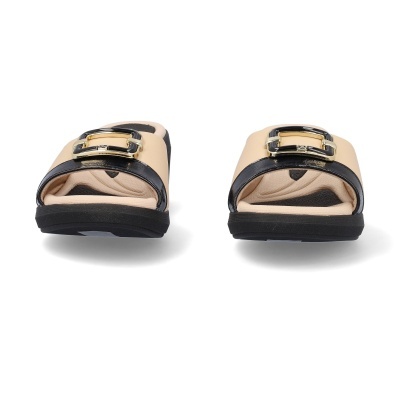 Chinelos de mulher bege com detalhe preto e fivela dourada