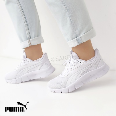 Ténis desportivos brancos Puma em fundo branco