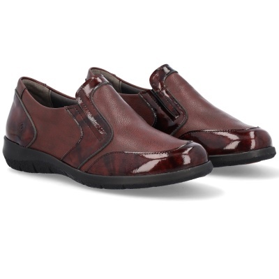 Sapatos mocassim castanhos em couro com acabamento brilhante