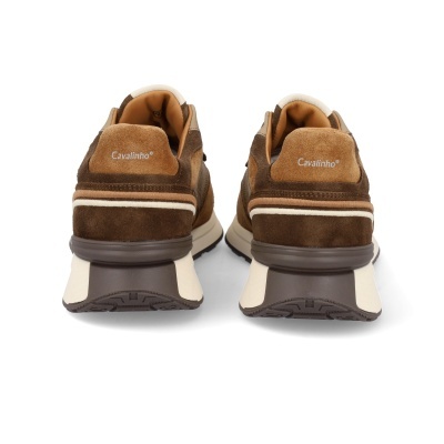 Par de sapatilhas Cavalinho castanhas vistas de trás