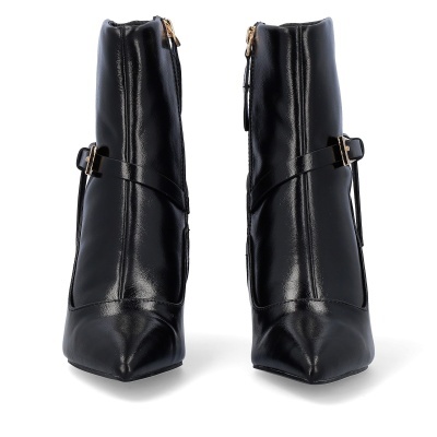 Botins pretos brilhantes com fecho lateral e fivela dourada